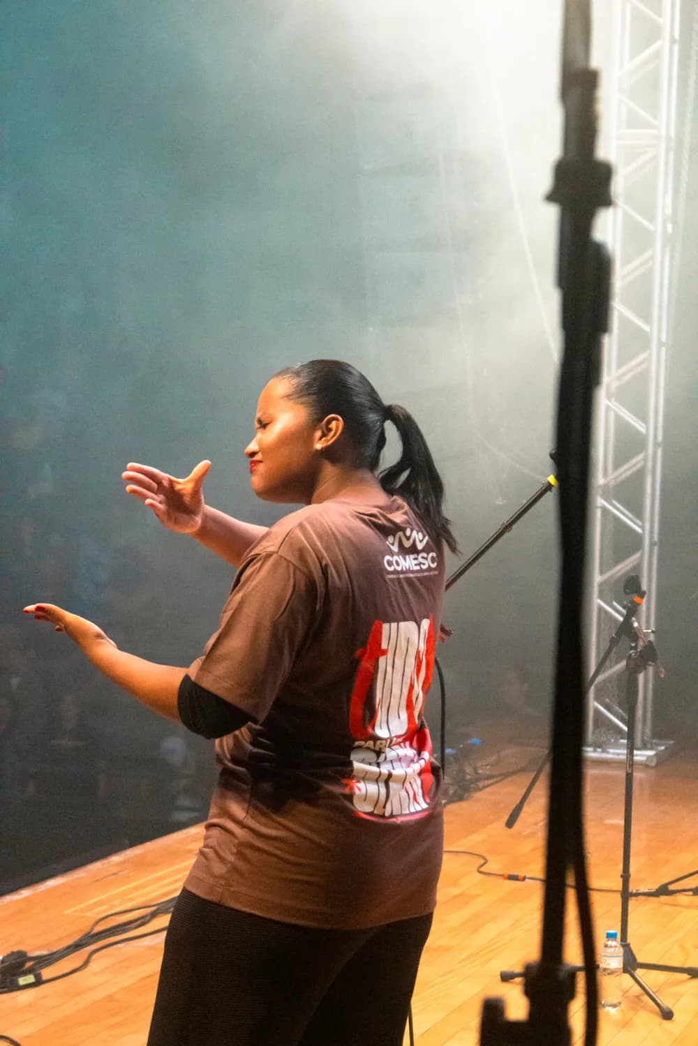 Intérprete sinalizando no palco