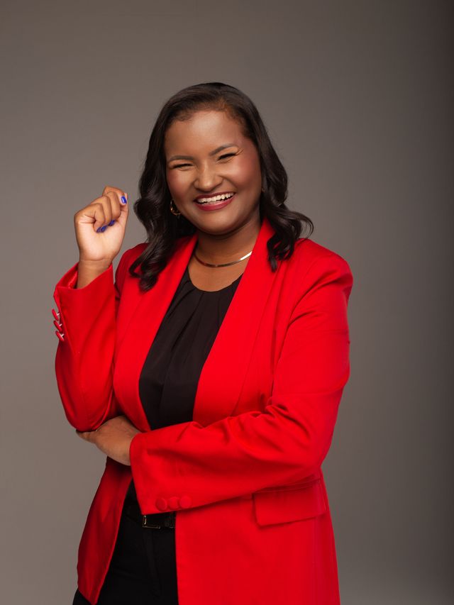 Elisandra de blazer vermelho