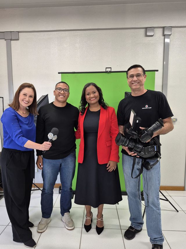 Equipe em gravação de vídeo com intérprete