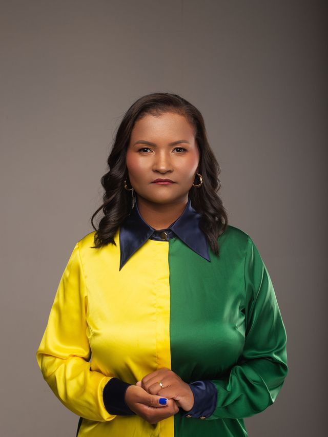 Elisandra em ensaio com jaqueta colorida