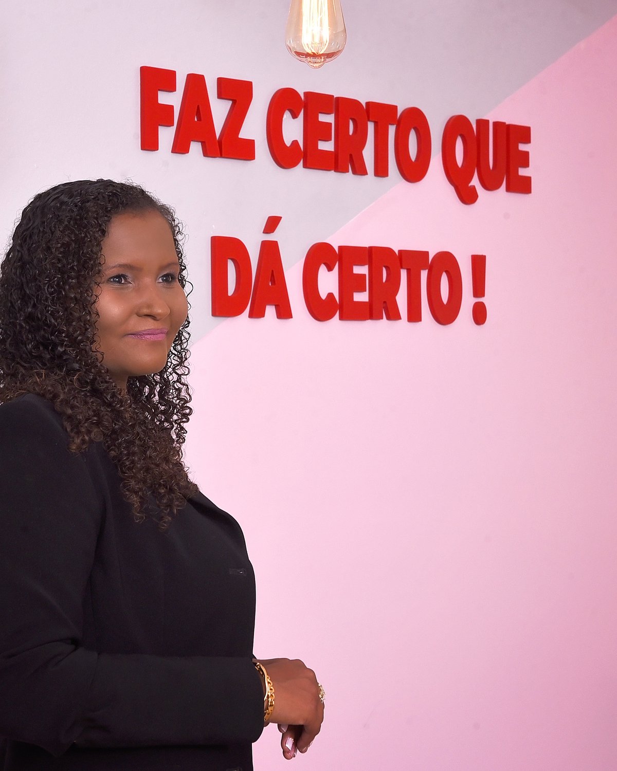 Elisandra Vargas em frente à frase Faz certo que dá certo