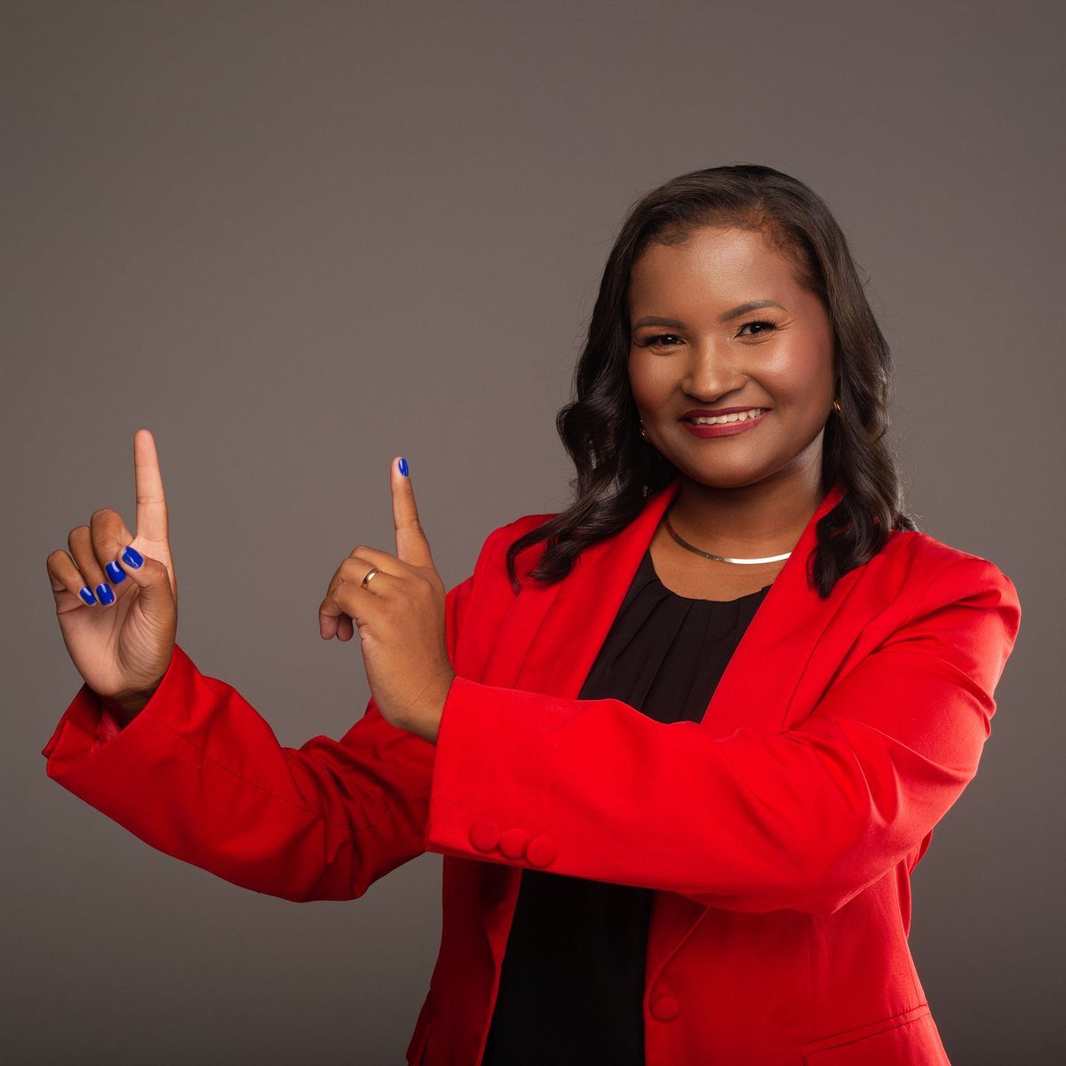 Elisandra Vargas, intérprete de Libras, sinalizando