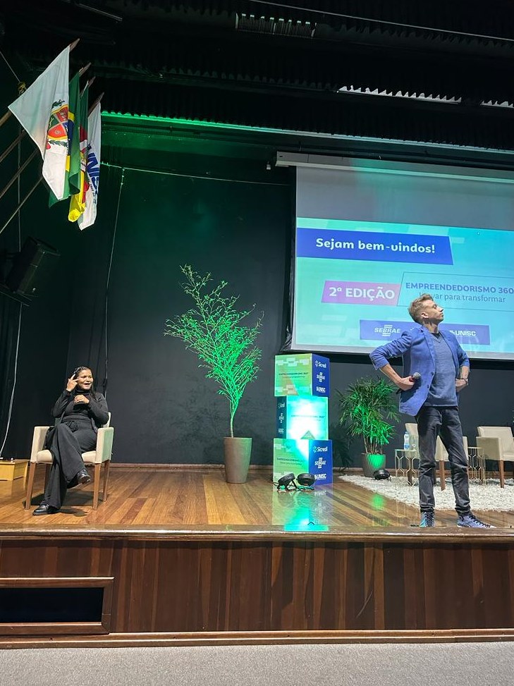 Elisandra Vargas interpretando em Libras ao vivo em um evento de empreendedorismo