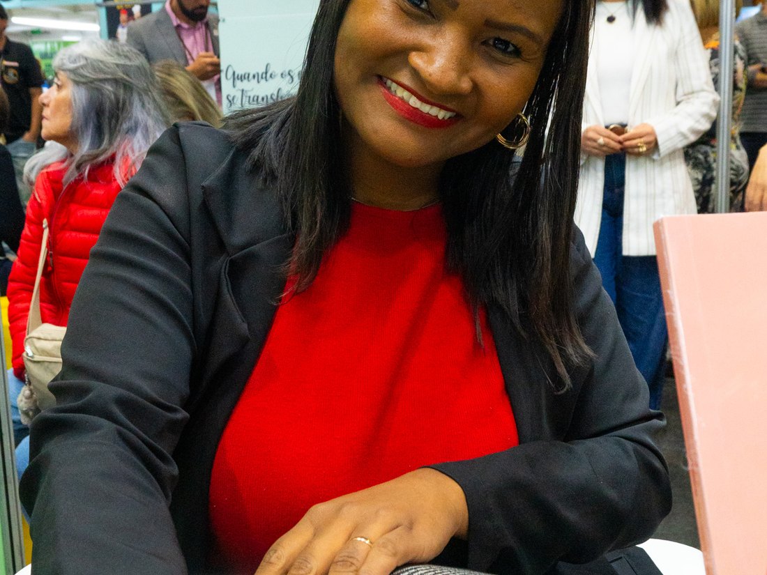 Elisandra Vargas autografando o livro no lançamento