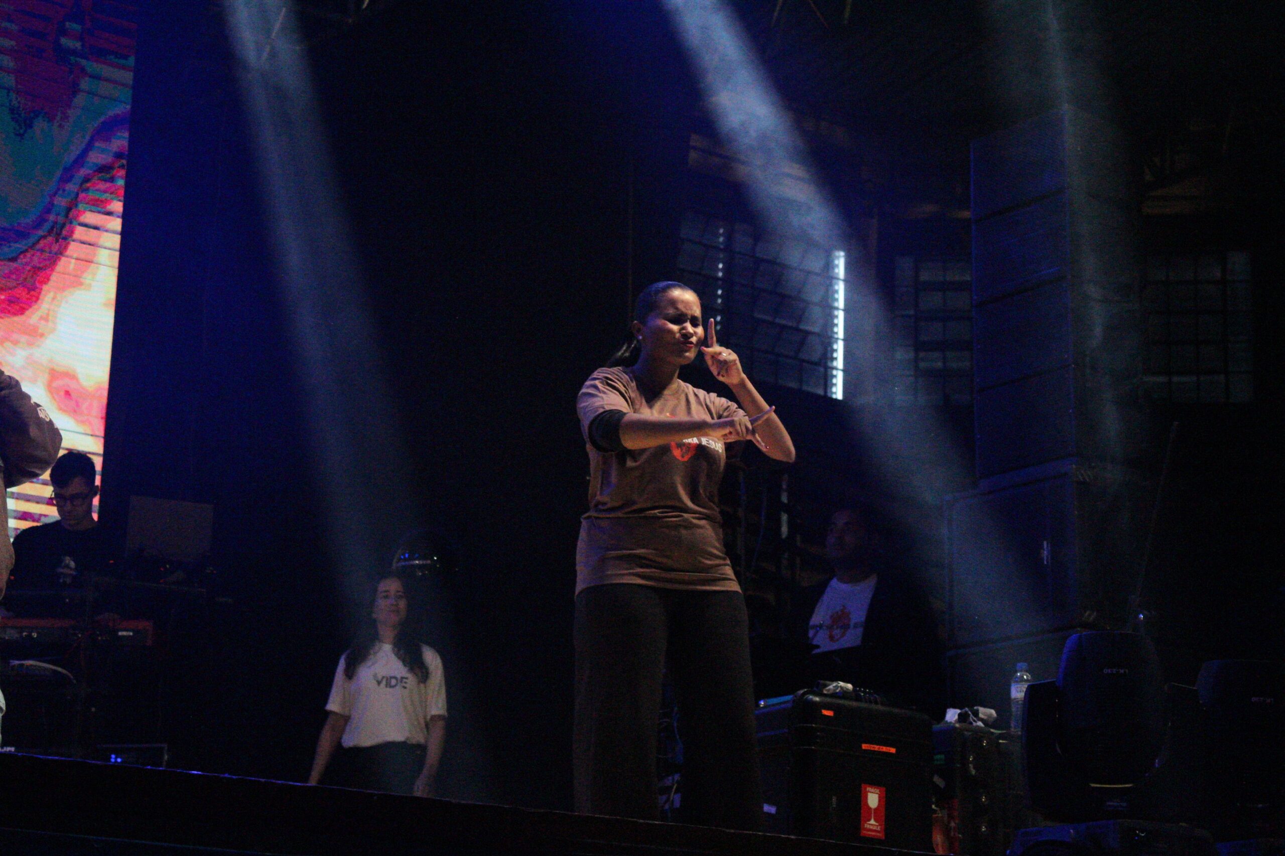 Elis interpretando em palco